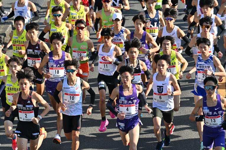 通過していく駒澤大・桑田（4番）　©Takashi Shimizu