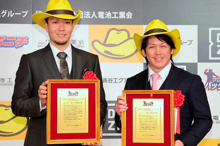 ともに育成ドラフト出身の千賀滉大と甲斐拓也。三軍制を発足した2011年以降、多くの主力選手を生み出してきたが…… ／ photograph by Sankei Shimbun