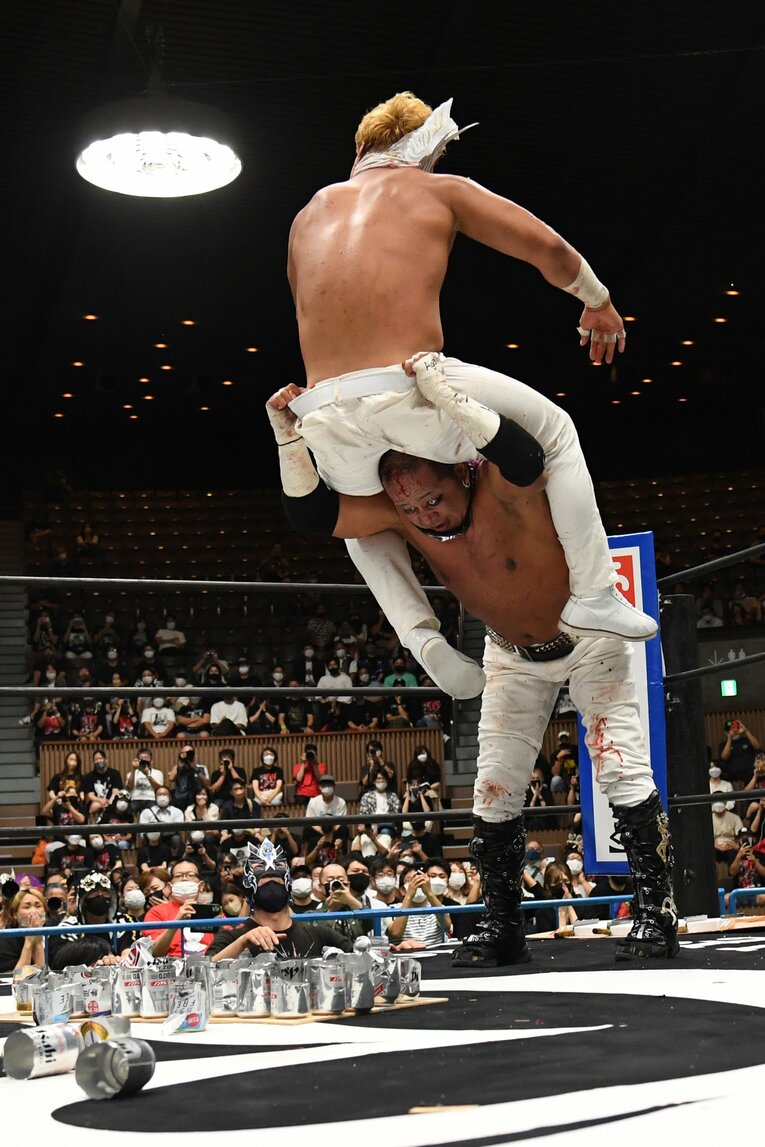 アルミ缶ボードへの強烈なパワーボム（クリックすると「この記事の写真」に飛びます。流血等の過激な写真を含みますのでご注意ください）