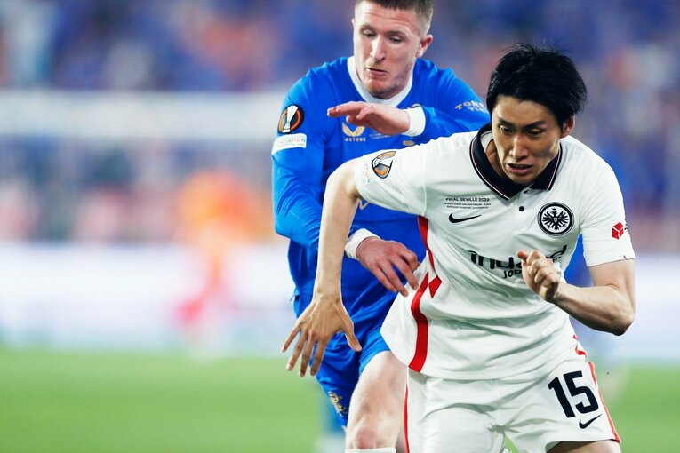 鎌田大地の号泣と“日の丸スパイク”に思い出す4年前の「カタールW杯には絶対出たいですよ」 長谷部誠とのEL優勝写真に“秘められた熱量”とは(62)