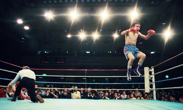 崔漸煥を左ボディでKOし、跳び上がって喜ぶ大橋秀行。日本人世界王者不在の時代にピリオドを打った　©KYODO