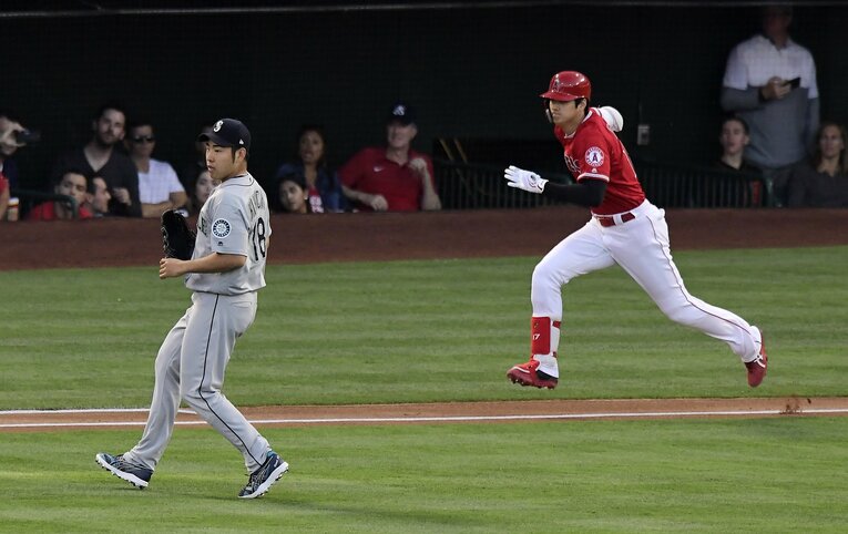 マリナーズの菊池雄星（2010年卒）、エンゼルスの大谷翔平（2012年卒）。メジャーでも何度も対戦している（写真は2019年）　©AFLO