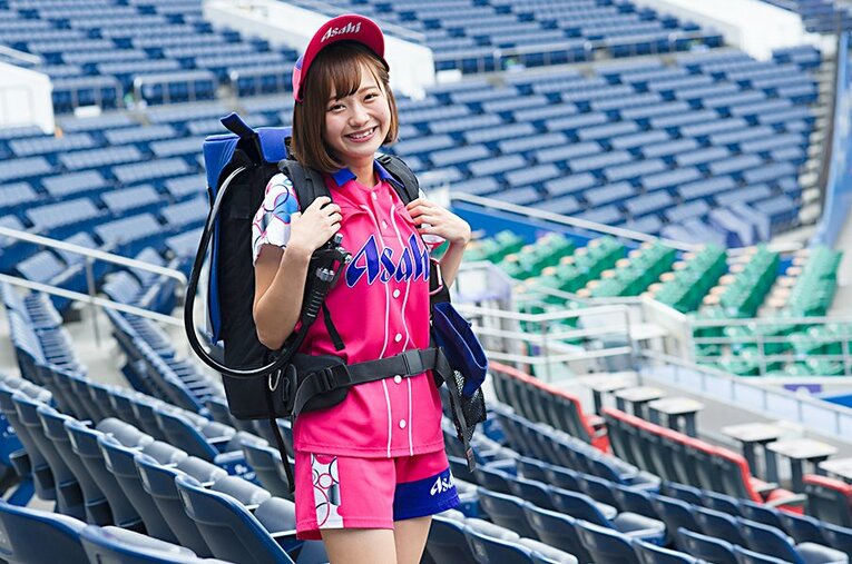 広いZOZOマリンを、樽を背負ってひとり歩く。それはもはや徳川家康「重荷を負うて遠き道を行くがごとし」の境地。 ／ photograph by Yuki Suenaga