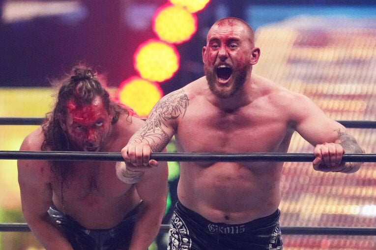 「こいつはモンスターか」ゲイブ・キッドに視線を送るケニー・オメガ　©Masashi Hara