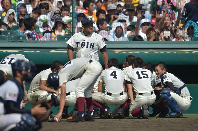 選手たちに声をかける大阪桐蔭・西谷監督（2014年）　©︎Hideki Sugiyama