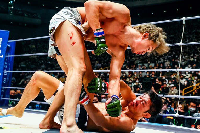 ダメージを負った斎藤をパウンドで追撃　©RIZIN FF Susumu Nagao