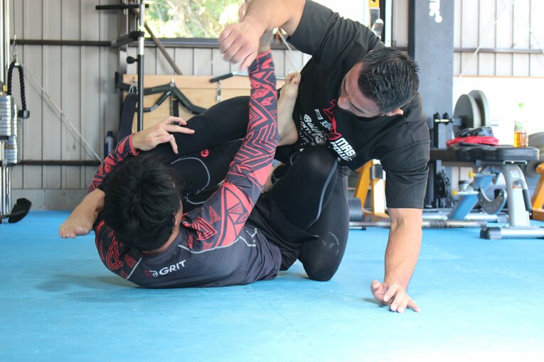 「たけちゃん」こと手塚健哉さんとの寝技スパーリング　©Number Web