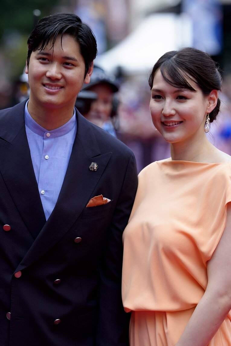 【“テレビに映らない”翔平＆真美子さんの球宴レッドカーペット／全10枚超】2人はそっと手をつなぎ…写真はまだまだ続きます　©Getty Images