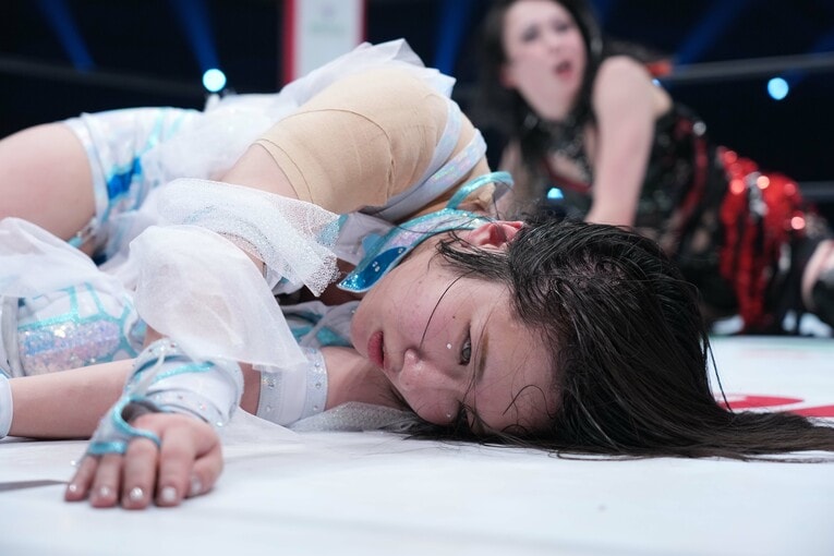 起き上がろうとする玖麗さやか　©Essei Hara