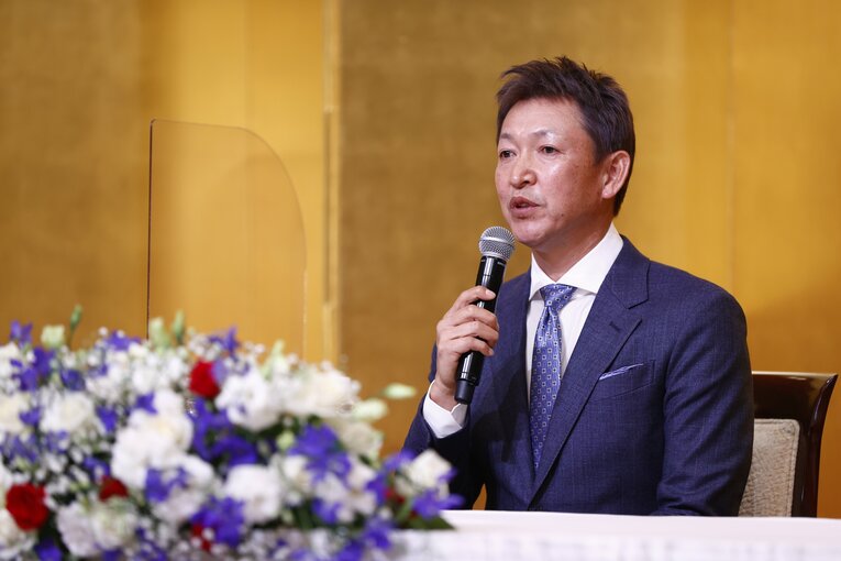 シックな青いスーツに白いワイドカラーのシャツ、鮮やかな青のネクタイ。青の真面目というイメージそのものだった　©KYODO