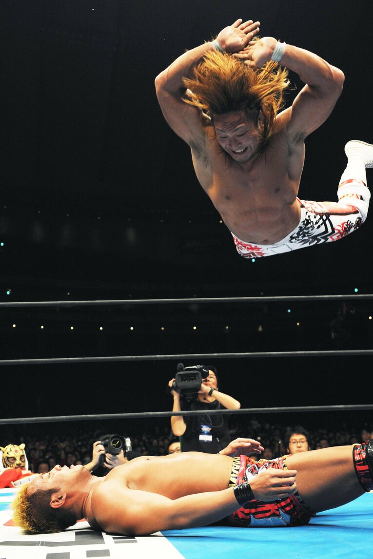 オカダ・カズチカにハイフライフローを見舞う棚橋弘至。2013年1月4日、東京ドーム　©Essei Hara