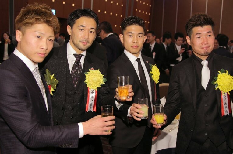 2016年度のボクシング年間表彰式で乾杯する（左から）井上尚弥、山中慎介、井岡一翔、長谷川穂積。今後、井上と井岡が拳を交えることはあるのだろうか ／ photograph by Sankei Shimbun