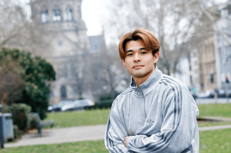 ドイツ・マインツの街でNumberWebのインタビューに応じた佐野海舟（24歳）　©Daisuke Nakashima