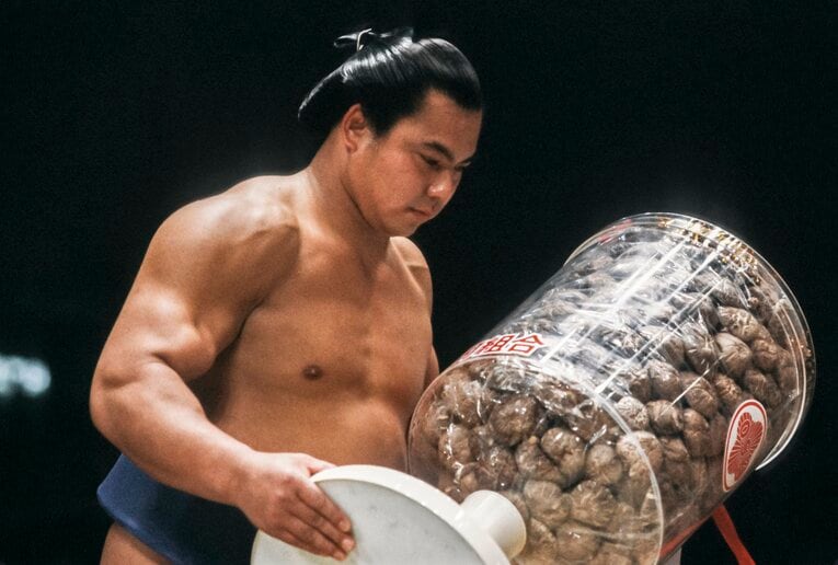 鍛え抜かれた千代の富士の腕。決して大柄ではないが凄まじい腕力を誇った　©Getty Images