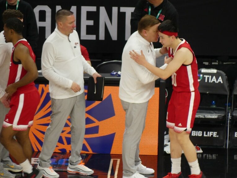 イリノイ大ブラッド・アンダーウッドHCから言葉をかけられる富永「彼はコーチを不安にさせる選手だ。夜眠れなくなる」（2/3枚）©︎Yoko Miyaji