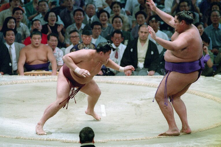 さらに29年前、1993年7月場所。曙を押し出しで破り、3力士（曙、貴ノ花、若ノ花）による優勝決定戦に持ち込んだ貴ノ花　©JIJI PRESS