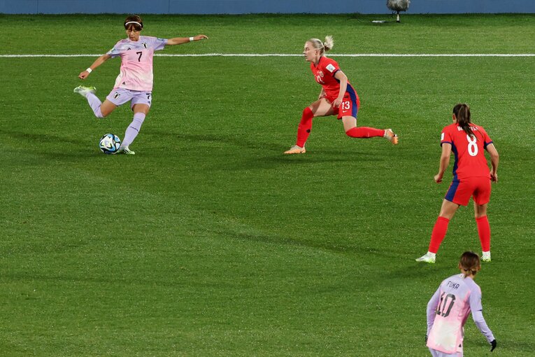 ノルウェー戦、1点目のシーン。宮澤ひなたのクロスがオウンゴールを誘った　©Getty Images