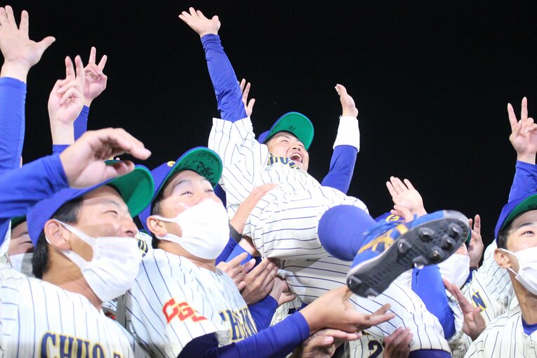 胴上げされる中央学院大の主将・武田登生　©︎Yu Takagi