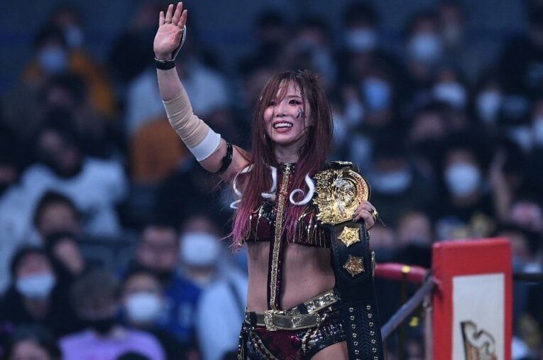 岩谷麻優とのIWGP女子王座戦に勝利し、初代チャンピオンに輝いたKAIRI ／ photograph by Masashi Hara