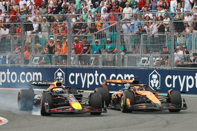 マイアミGPの1コーナーで競り合うピアストリ（右）とフェルスタッペン ／ photograph by McLaren Racing