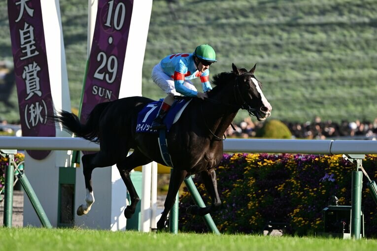 「1分55秒2」という驚異的なレコードタイムで2000mを駆け抜けたイクイノックス　©Keiji Ishikawa