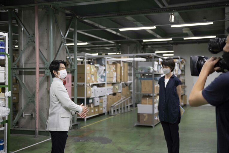 博物館の倉庫に潜入し、学芸員の説明を受ける町田　©Asami Enomoto