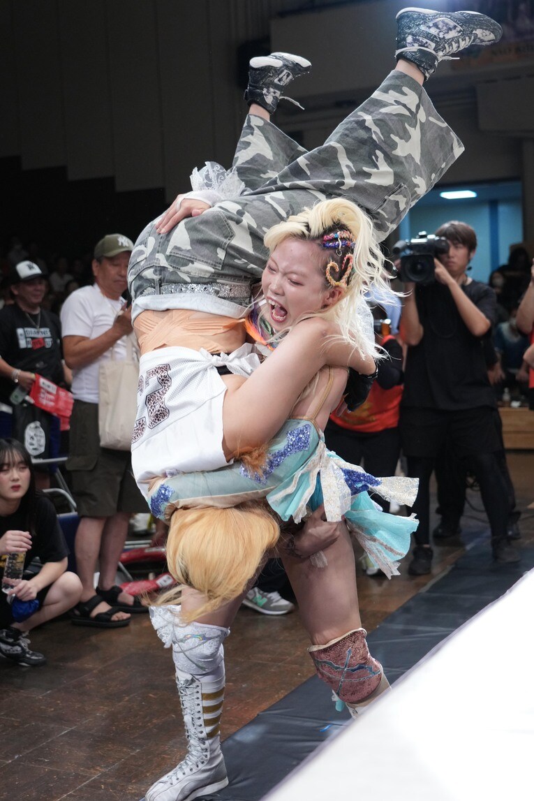 Mariaをボディスラムで叩きつけるビクトリア弓月。8月30日、後楽園ホール　©Essei Hara