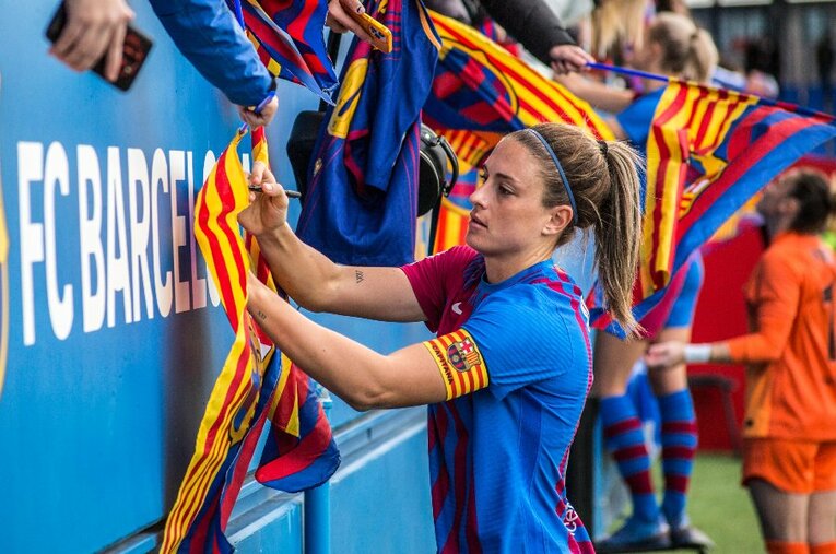 ファンのサインに応じるプテラス。バルセロナの司令塔にして美人選手だけあって、人気は絶大だ ／ photograph by Getty Images