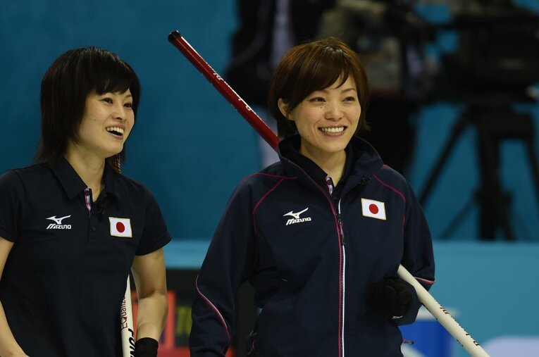 2009年に出産、子育てを経て競技に復帰。2014年のソチ五輪に出場した小笠原歩さん（右）。写真左は船山弓枝さん ／ photograph by Getty Images