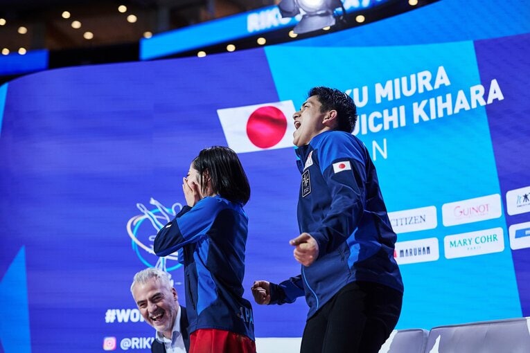 キス＆クライで得点が表示され「総合1位」に…歓喜のりくりゅうペア　©︎Getty Images