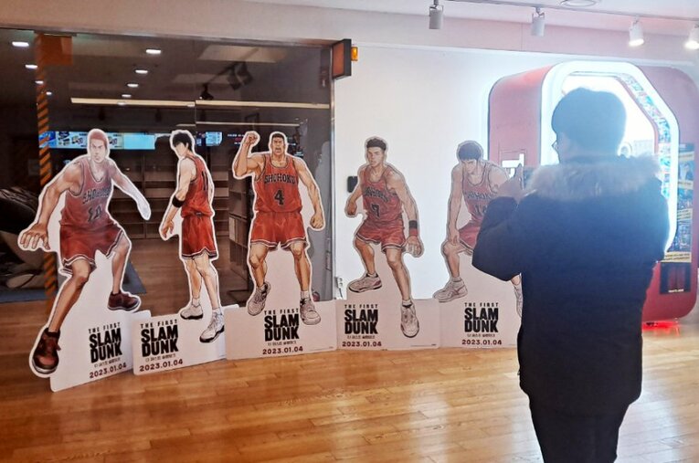 韓国の映画館に設置された湘北高校の選手たちのパネル。『THE FIRST SLAM DUNK』は日本だけでなく海外でも大ヒットを記録している ／ photograph by JIJI PRESS