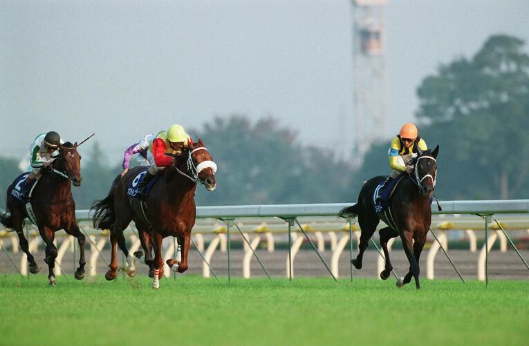 オフサイドトラップの2着に敗れた1998年の天皇賞・秋。写真右がステイゴールド（鞍上は蛯名正義）©JIJI PRESS