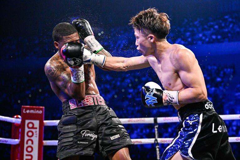 ガードの上からフルトンに強打を打ち込む井上尚弥　©Hiroaki Yamaguchi