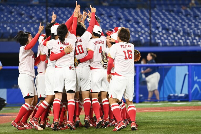 金メダルを獲得し喜ぶ日本代表メンバーたち