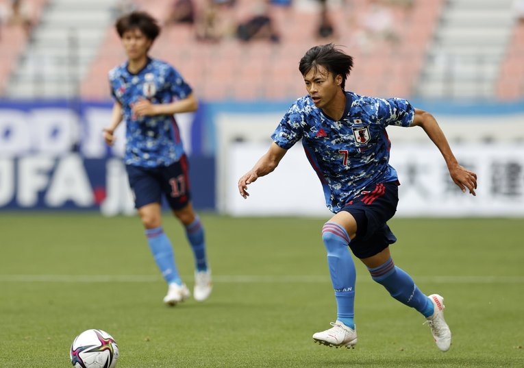 三笘は田中碧と近い位置関係を取った©AFLO