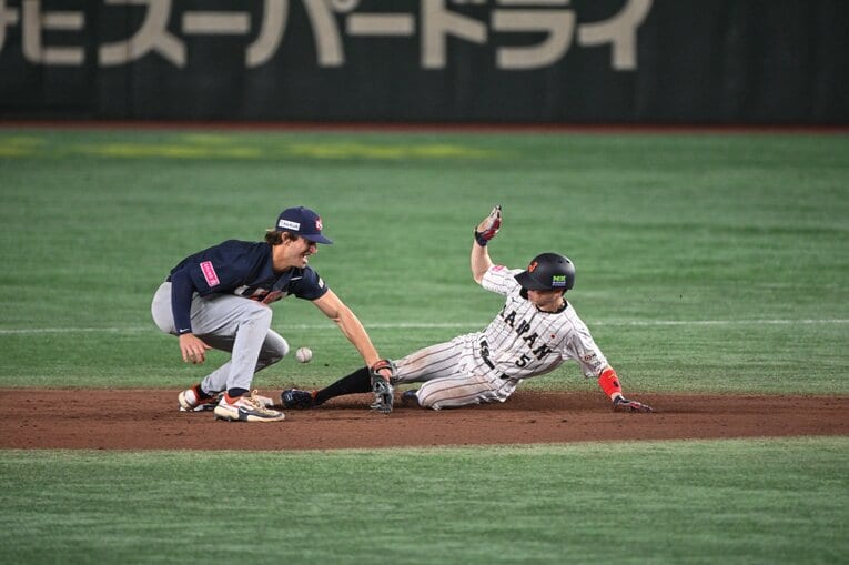 プレミア12米国戦、盗塁を決める五十幡　©Nanae Suzuki