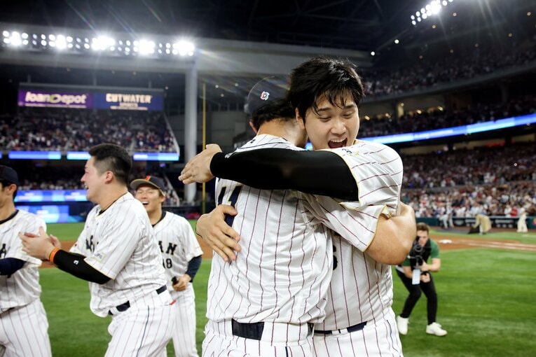 WBC優勝時、ハグするダルビッシュと大谷　©Getty Images