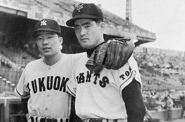 1958年日本シリーズを前にした稲尾和久と長嶋茂雄。このシリーズで「神様、仏様、稲尾様」の言葉が誕生する ／ photograph by Kyodo News