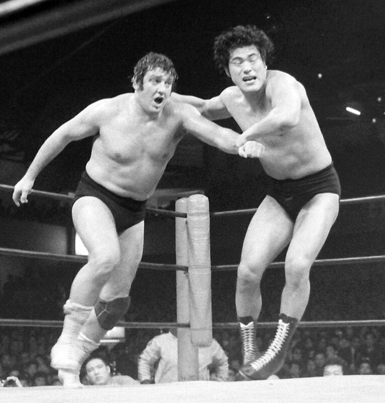 アントニオ猪木と戦う現役時代のビル・ロビンソン　©︎Sankei Shimbun
