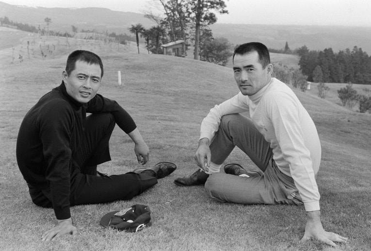 芝生の上に腰を下ろす読売巨人軍の王貞治（左）と長嶋茂雄　©JIJI PRESS