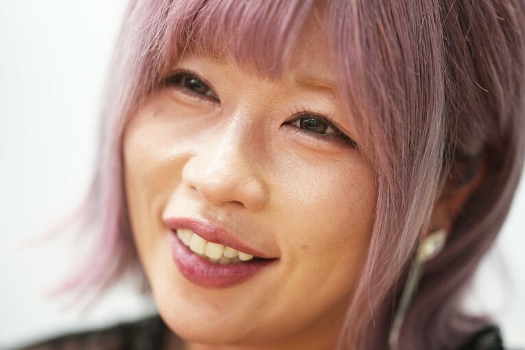 笑顔で取材に応じる中野たむ　©Essei Hara