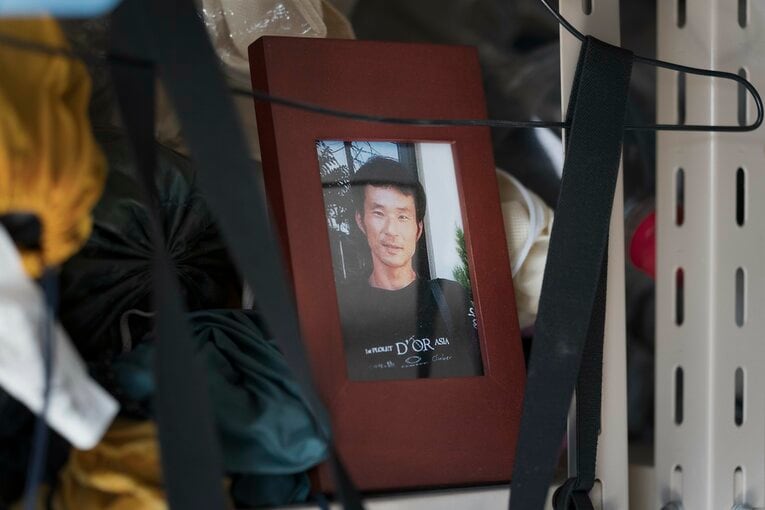 自宅に遺された一村の登山用品の中に本人の写真も　©️Shiro Miyake