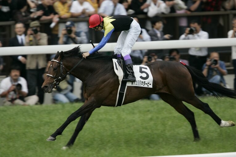 ディープインパクトで勝利した2005年のダービー。単勝支持率は73.4％を記録した　©Takuya Sugiyama