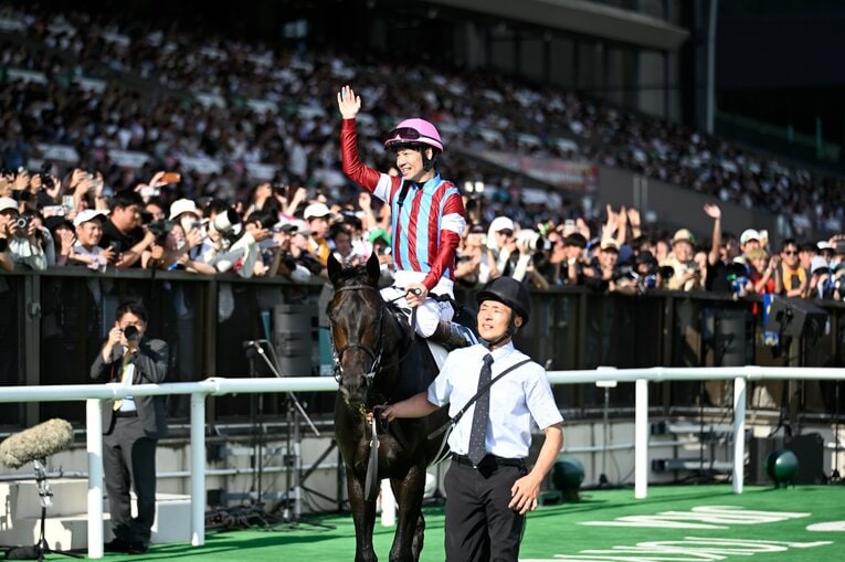 東京競馬場の歓声に応える松山弘平　©Keiji Ishikawa