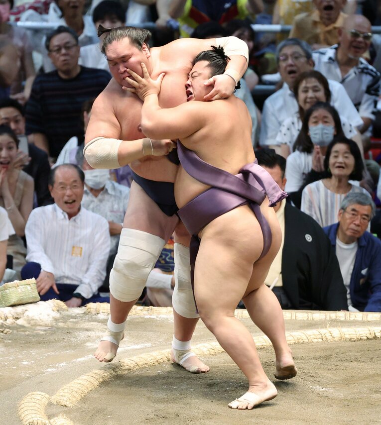 3日目、翔猿（右）は照ノ富士を寄り切りで破る。翔猿のまわしが伸びきっていたが、「まわし待った」はかからなかった　©JIJI PRESS