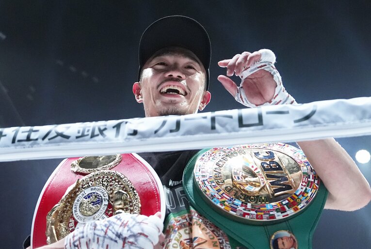 WBCとIBF、2本のベルトを肩にかけて笑顔の中谷潤人　©Naoki Fukuda