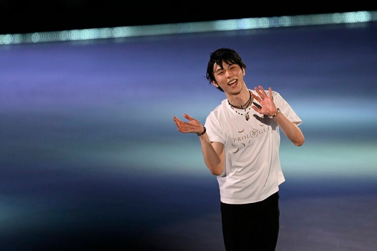 来場したファンに手を振る羽生　©Asami Enomoto