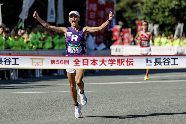全日本駅伝、8区立教大アンカーの安藤圭佑（4年）はガッツポーズでゴールへ　©Kiichi Matsumoto