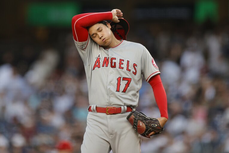 ６月30日の登板中に「あちゃー」という表情の大谷翔平　©Getty Images