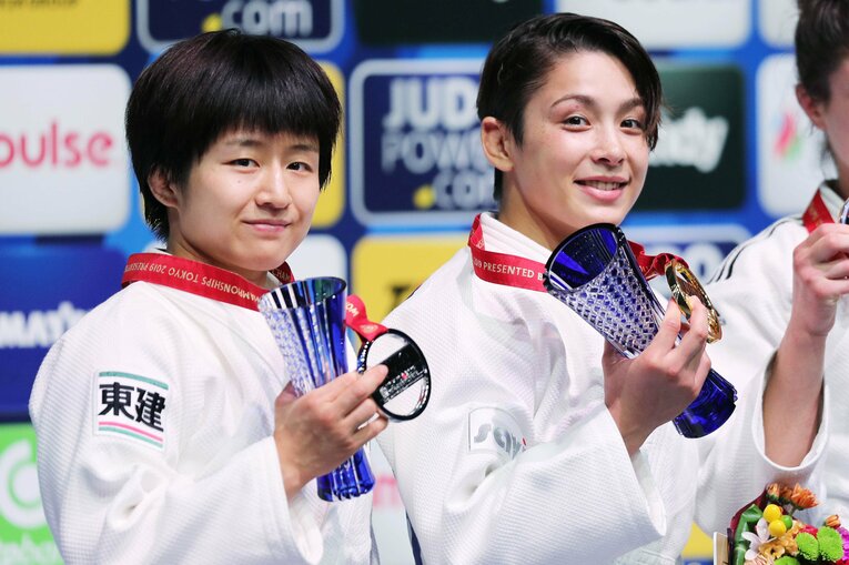 2019年、世界柔道で芳田司（左）を破って初優勝した出口　©JIJI PRESS